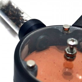 Vypouštění kolonie ze zkumavky napojením přes konektor.