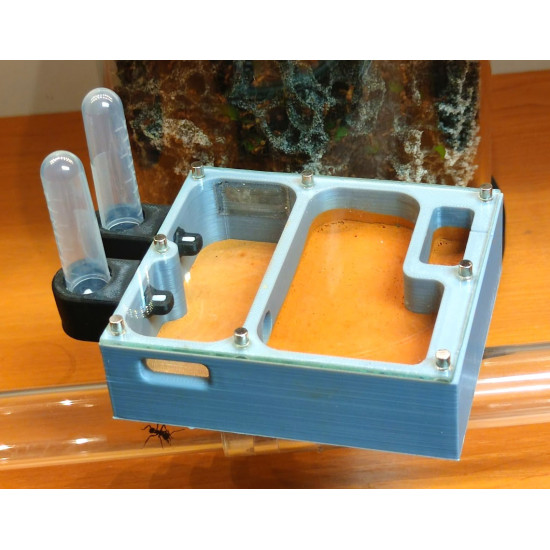 Transportní formikárium pro velké druhy mravenců.